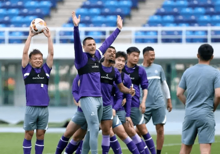 清晨印第安纳步行者备战中超；造点机会细节曝光；质疑声仍在；身体对抗强度拉满的简单介绍